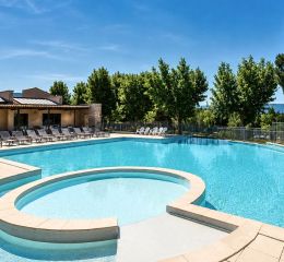 Vue depuis le golf sur la terrasse aménagée d’un logement de la résidence Provence Country Club