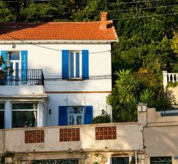 Jardin et terrasse communs avec mobilier de jardin à la Maison La Folie