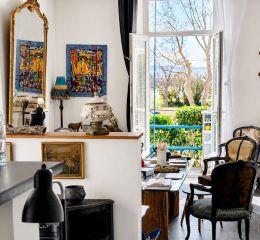 salon avec vue sur l'extérieur pouvant accueillir des familles nombreuses à la Maison La Folie