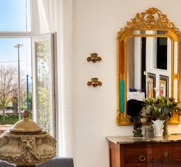 Salon avec lit gigogne ouvert sur la cuisine à la Maison La Folie Marseille
