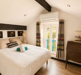 Bright, air-conditioned double bedroom in the Nemo apartment in Marseille.