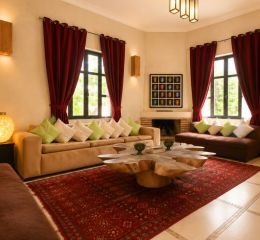 Un des salons de la villa Dar Dream au Maroc avec grands canapés
