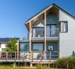 Terrasse des villas aménagée en bord de lac au Domaine Golden Lakes Village