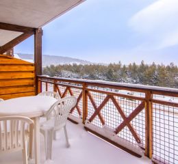 Vue d’un balcon d’un appartement de la résidence Pyrénées 2000 sous la neige