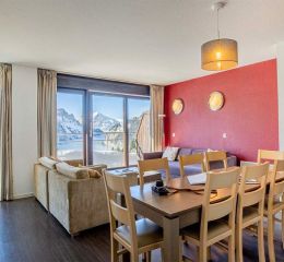 Living room with a view of snow-capped mountains in the 8-person apartments at Les Terrasses de Veret