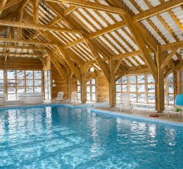 Espace aquatique avec piscine intérieure chauffée à la résidence Les Fermes de Saint Sorlin