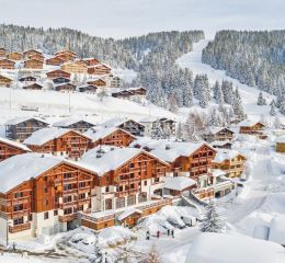 Les Chalets d’Emeraude aux Saisies sous la neige