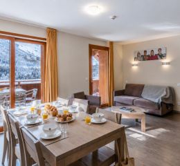 Salon et cuisine fonctionnelle dans les appartements de la résidence Les Epinettes à Vaujany