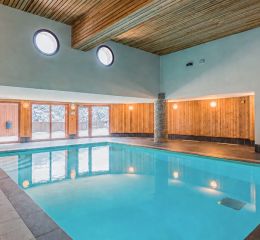 Espace aquatique intérieure avec piscine chauffée à la résidence Les Epinettes à Vaujany