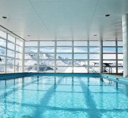 Indoor pool at the Résidence Les Adrets de Peyragudes with direct view of the snow-covered mountains