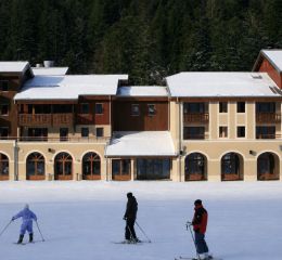Résidence Les Grandes Feignes à La Bresse au pied des pistes de la station en hiver sous la neige