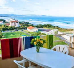 Balcon avec salon de jardin d’un studio de la résidence Eugénie à Biarritz vue sur le mer