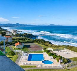 Vue  sur l'océan et la piscine depuis les appartements de la résidence Eugénie à Biarritz