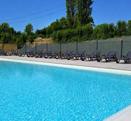 Piscine extérieure dans le domaine de lambon à Prailles-la-Couarde