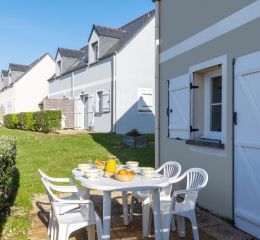 Terrasse de Pentrez à Saint Nic avec petit-déjeuner au soleil