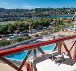 Vue depuis le balcon d’un appartement  de la résidence Sokoburu sur la piscine de la résidence
