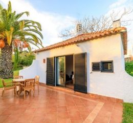 Villa au sein de la résidence Pedras del Rei au Portugal avec grande terrasse privative devant l’entrée