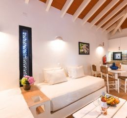 Espace salon avec table à manger et cuisine équipée ouverte dans une villa de la résidence Pedras del Rei