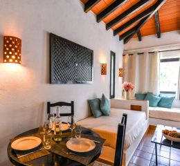 Espace salle à manger et salon dans une villa de la résidence de Pedras da Rainha au Portugal