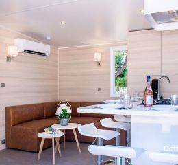 Salon et espace de vie dans le village vacances Les Mûriers à Vendres-Plage