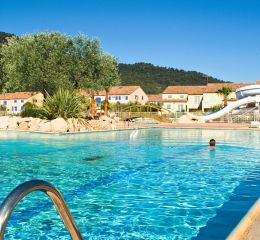 Piscine extérieure avec toboggans deux pistes dans la résidence le clos des oliviers