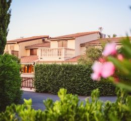 Espace détente autour de la piscine du domaine Les Tamaris et Les Portes du Soleil