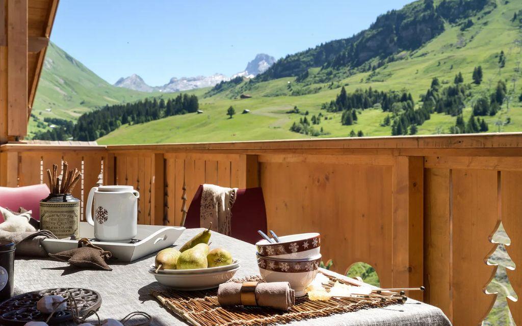 Slide Balcon avec vue sur les montagnes ensoleillées au Village de Lessy au Grand Bornand