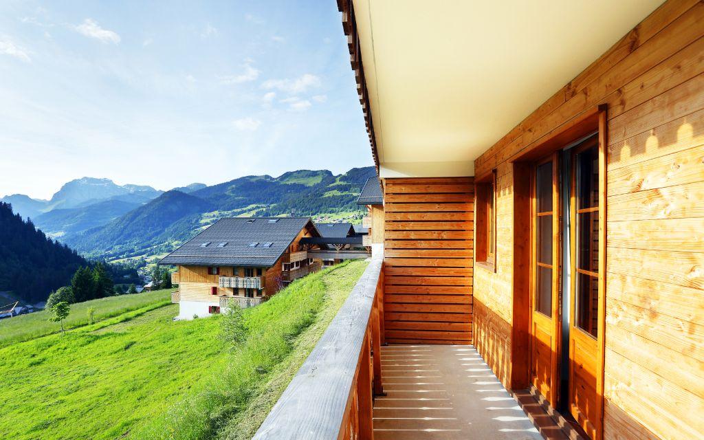 Slide Balcony overlooking greenery in front of the Le Grand Lodge residence in Châtel
