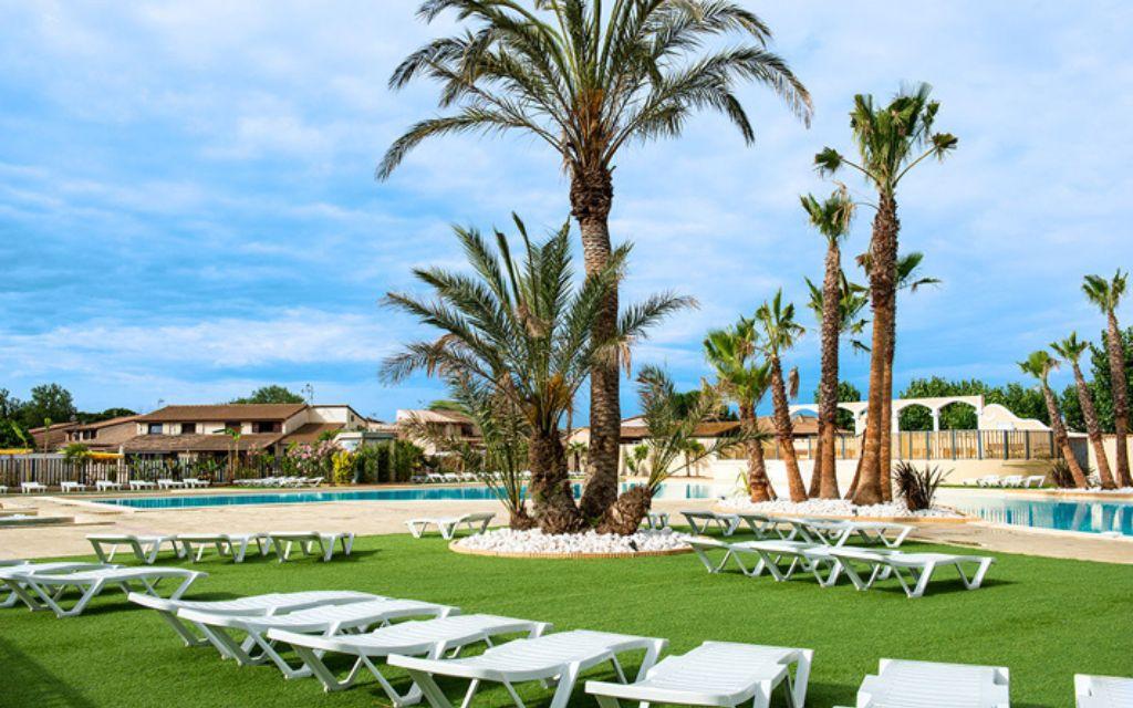 Slide Relaxation area with sun loungers around the pool at the Résidence Les Tamaris & Les Portes du Soleil