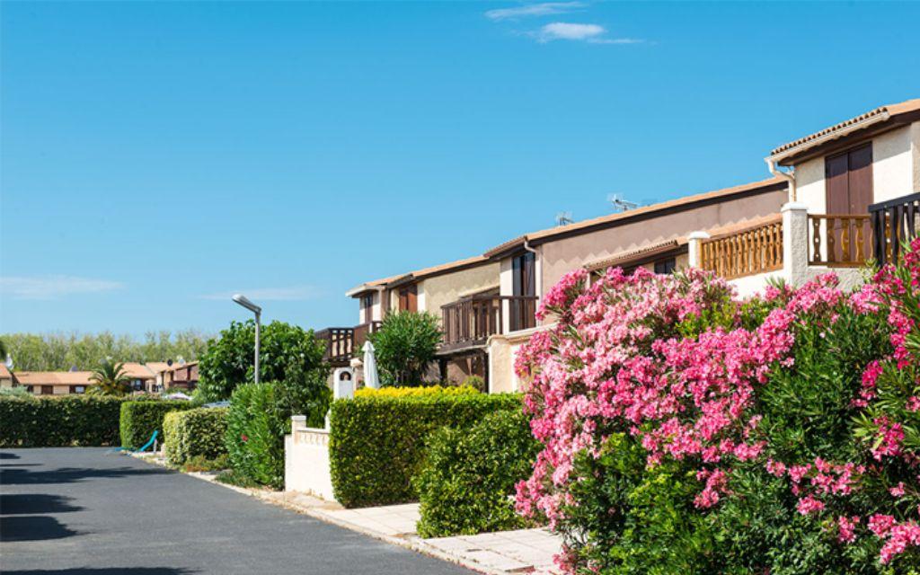 Slide Neighborhood with flowered holiday homes in Portiragnes-Plage