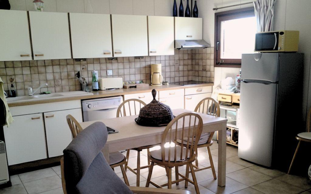 Slide Dining area with kitchen in a house at the Résidence Les Tamaris & Les Portes du Soleil