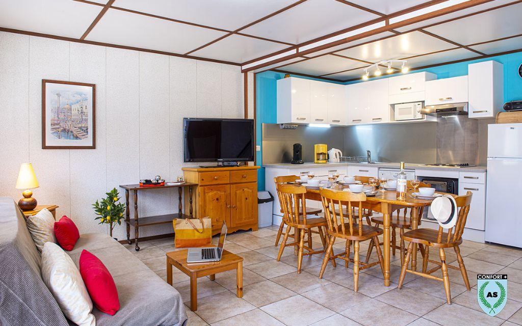 Slide Dining area with kitchen in a house for 8 people in the Les Tamaris and Les Portes du Soleil residence
