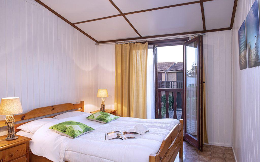 Slide Double bedroom with window opening onto the outside in the Les Tamaris and Les Portes du Soleil residenc