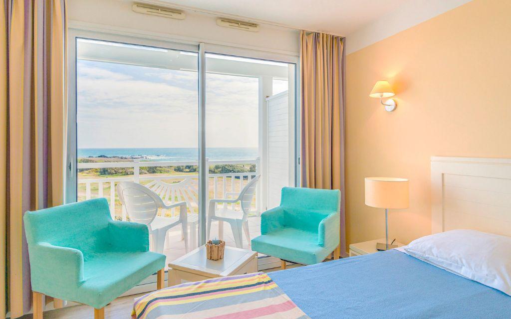 Slide Bright double bedroom with access to a private balcony at the L’Estran residence in Les Sables-d’Olonne