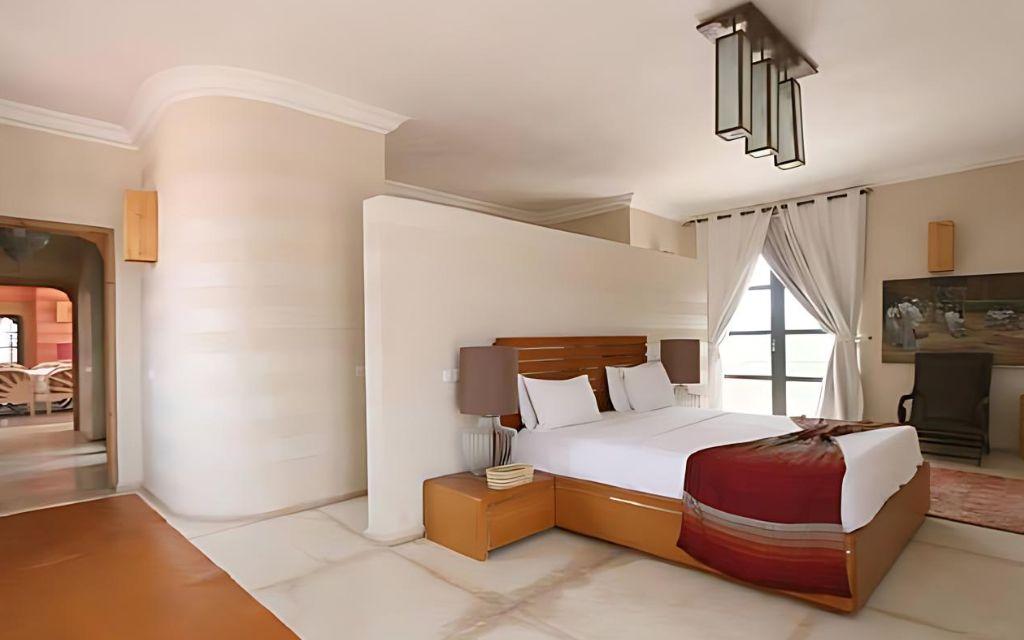 Slide Double bedroom with en-suite shower room at Villa Dar Dream
