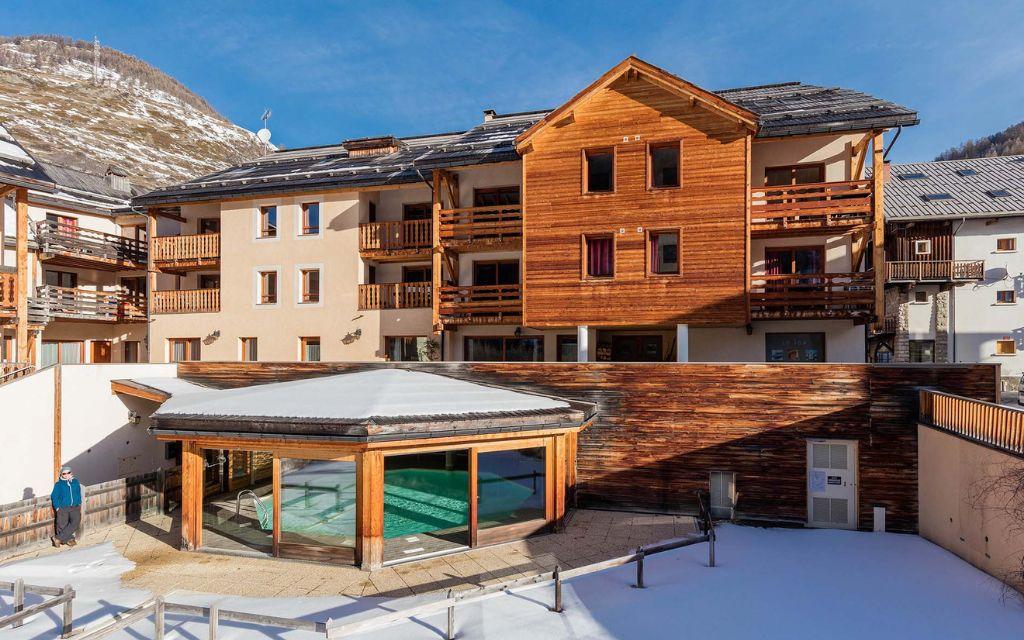 Slide Résidence les Balcons du Viso sous la neige avec piscine intérieure
