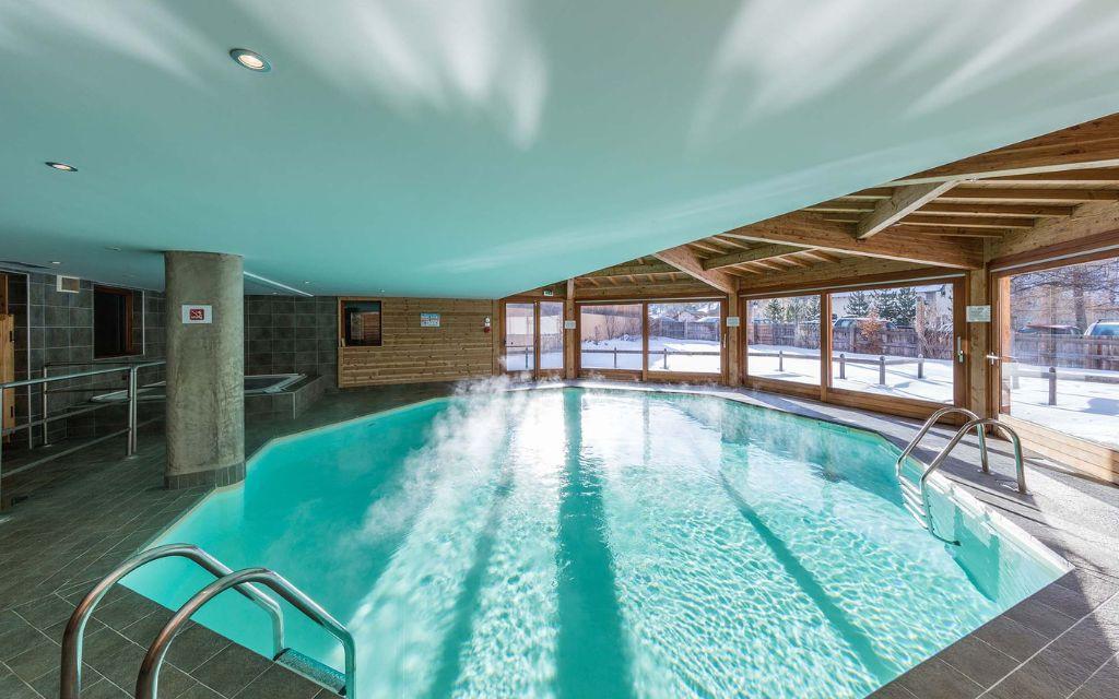 Slide Piscine intérieure chauffée dans la résidence les Balcons du Viso en hiver
