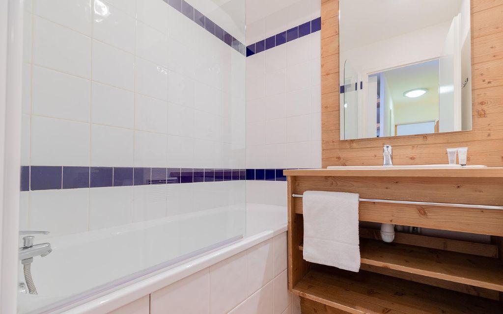 Slide Salle de bain avec baignoire dans un logement du parc des airelles