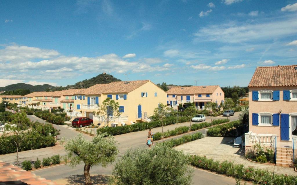 Slide Neighborhood with houses and gardens within Le Clos des Oliviers residence