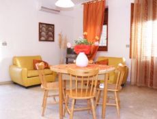 One-bedroom flat sleeps 2–4 people